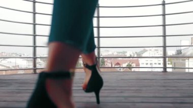 moda ayakkabı kadın bacaklarını açıp balkona gitmek
