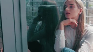 Beyaz gömlek ve pantolon giyen genç güzel sarışın şık hipster kadın yaz yaşam tarzı moda portre