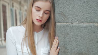 Beyaz gömlek ve pantolon giyen genç güzel sarışın şık hipster kadın yaz yaşam tarzı moda portre