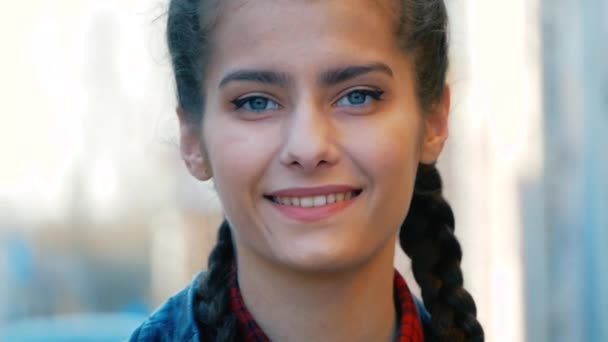 Yenilikçi ve trendy genç bir kızın portresi — Stok video