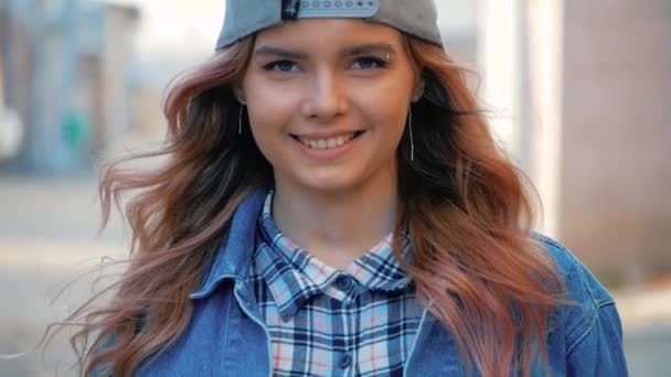 Porträtt av en ung flicka som hipster och trendiga — Stockvideo