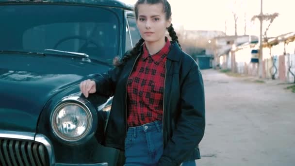 Retrato de moda de hermosa mujer sexy modelo chica posando de pie cerca de coche viejo en estilo retro — Vídeo de stock