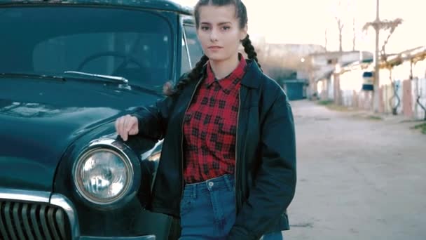 Modeporträt der schönen sexy Frau Modell Mädchen posiert in der Nähe von alten Auto im Retro-Stil