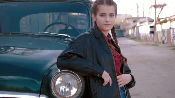 Μόδα πορτρέτο του όμορφη σέξι γυναίκα κορίτσι μοντέλο ποζάρει στέκεται κοντά σε παλιό αυτοκίνητο σε στυλ ρετρό — Αρχείο Βίντεο