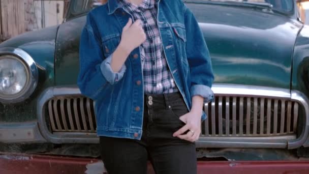 Portrait de mode de belle fille sexy modèle de femme posant debout près de la vieille voiture dans le style rétro — Video