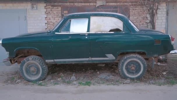 Two young girls are walking near a retro car — Stock Video