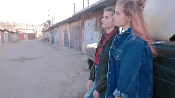 时尚肖像美丽的两个性感女子模特站在旧车的复古风格的女孩 — 图库视频影像