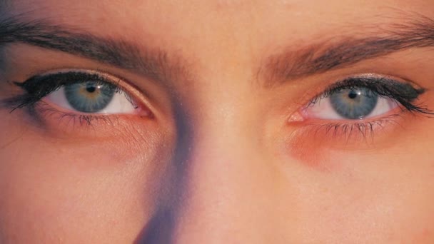 Primer plano de los ojos pensando mujer — Vídeos de Stock