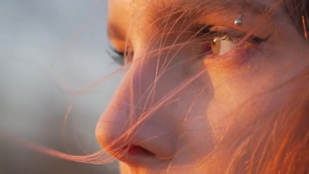 Fechar os olhos mulher pensante — Vídeo de Stock