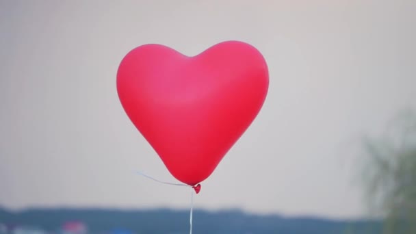 Retro love balloon on blue sky — Stock Video