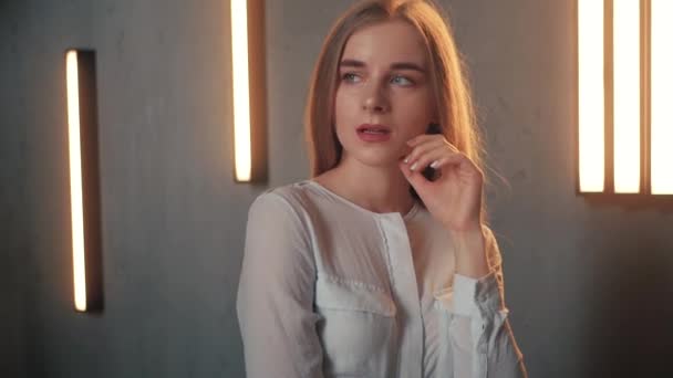 Lato moda portret kobiety młode piękne Blondynka stylowe hipster na sobie białą koszulę i spodnie — Wideo stockowe