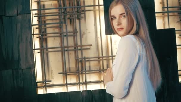 Stile di vita estivo ritratto di moda di giovane bella donna hipster bionda elegante che indossa camicia bianca e jeans — Video Stock