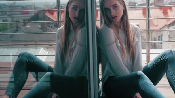 Estilo de vida de verano retrato de moda de joven hermosa rubia mujer hipster elegante con camisa blanca y jeans — Vídeo de stock