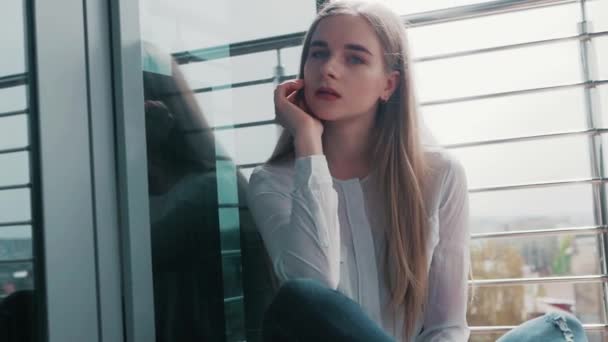Estilo de vida de verão retrato de moda jovem bonita loira elegante mulher hipster vestindo camisa branca e jeans — Vídeo de Stock