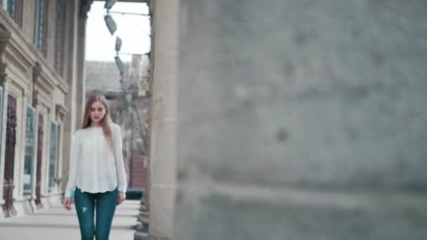 Zomer levensstijl mode portret van jonge mooie blonde stijlvolle hipster vrouw dragen witte shirt en spijkerbroek — Stockvideo