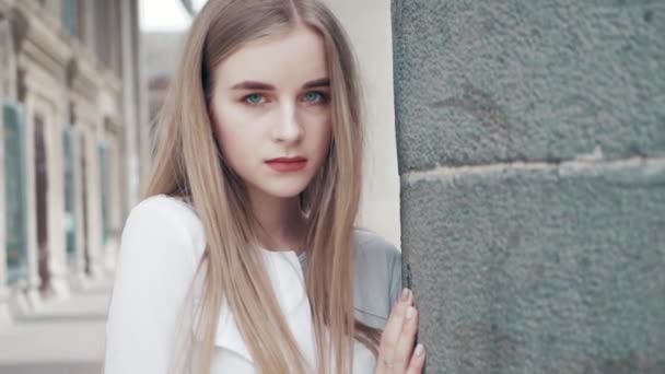 Estilo de vida de verano retrato de moda de joven hermosa rubia mujer hipster elegante con camisa blanca y jeans — Vídeos de Stock