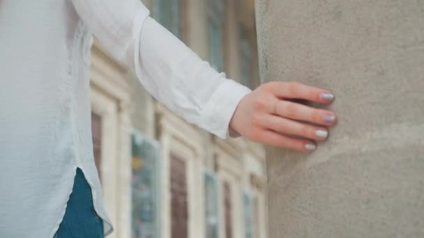 Eine Frauenhand, die auf einer Säule gleitet — Stockvideo