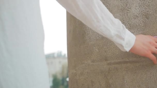 Une main de femme glissant sur une colonne — Video