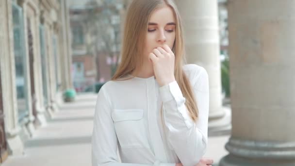 Estilo de vida de verano retrato de moda de joven hermosa rubia mujer hipster elegante con camisa blanca — Vídeo de stock