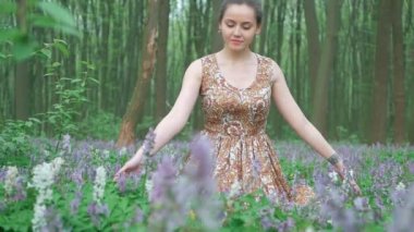 Genç güzel kadın orman çiçekler sahiptir