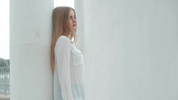 Καλοκαίρι lifestyle μόδα Πορτρέτο γυναίκας νεαρή όμορφη ξανθιά κομψό hipster φορώντας άσπρο πουκάμισο — Αρχείο Βίντεο