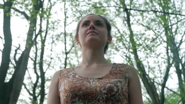 Junge schöne Frau beim Waldspaziergang zwischen den Bäumen. dem Pfad folgen, frische Luft — Stockvideo