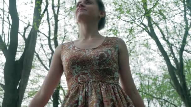 Giovane bella donna che cammina foresta tra gli alberi. Seguire il sentiero, aria fresca — Video Stock