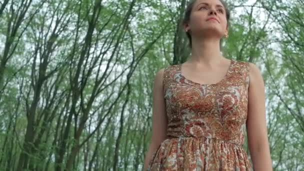 Jeune belle femme marchant forêt au milieu des arbres. Suivez le chemin, l'air frais — Video