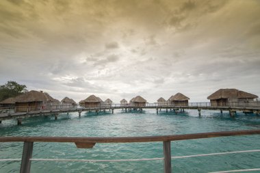 Bora Bora lüks bungalov gün batımı