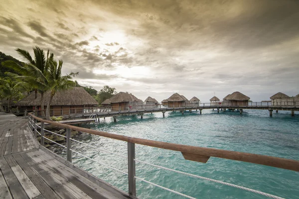 Puesta de sol en bungalows de lujo en Bora Bora — Foto de Stock