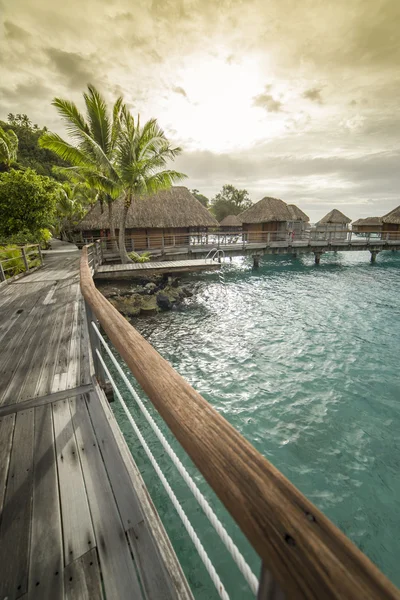 Coucher de soleil dans un bungalow de luxe à Bora Bora — Photo