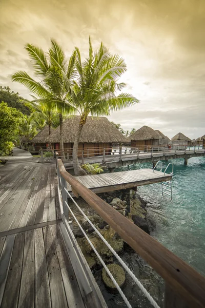 Coucher de soleil dans un bungalow de luxe à Bora Bora — Photo