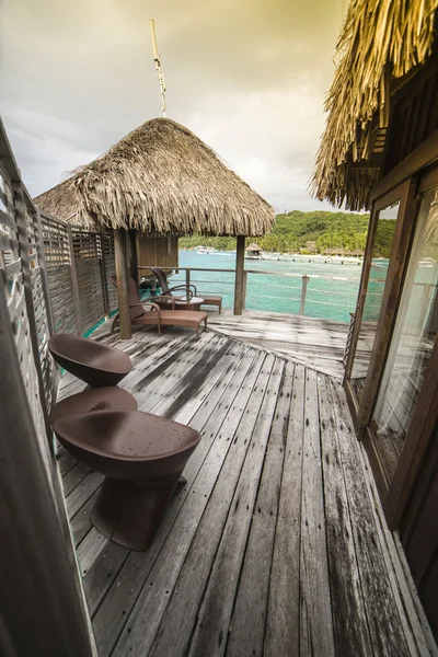 Bungalow di lusso con tetto di paglia e luna di miele a Bora Bora — Foto Stock