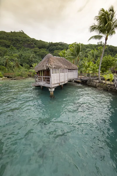 Bungalow de luxe lune de miel sur le toit de chaume — Photo