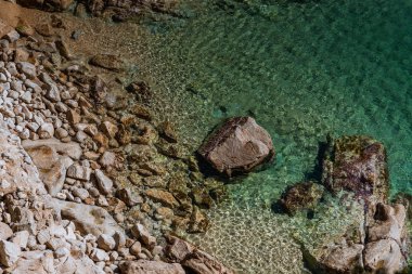 Tipik Costa Brava peyzaj taş, çam ve deniz
