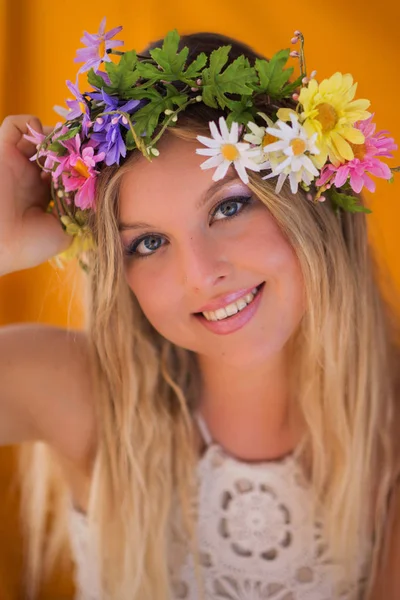 Piękna blondynka z wieniec z kwiatów na głowie. Piękno gi — Zdjęcie stockowe