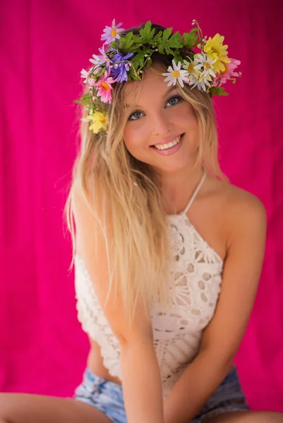 Hermosa mujer rubia con corona de flores en la cabeza. Belleza gi —  Fotos de Stock