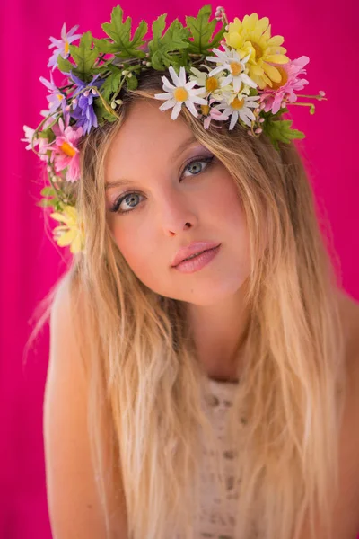 Hermosa mujer rubia con corona de flores en la cabeza. Belleza gi Imagen de archivo