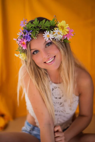 Hermosa mujer rubia con corona de flores en la cabeza. Belleza gi Fotos de stock libres de derechos