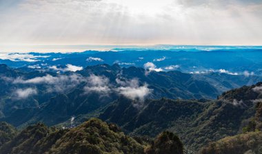 Bulutlar dağların üzerinde süzülür