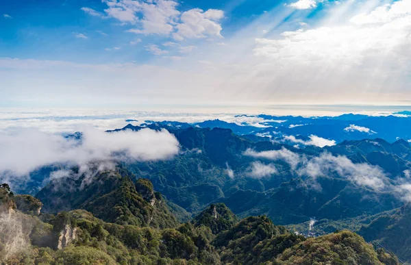 Bulutlar dağların üzerinde süzülür