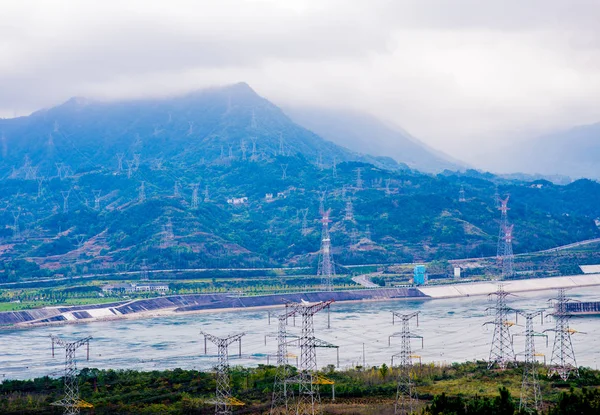 Yükseklik gerilim elektrik direği yağmurlu bir gün içinde bir sürü.