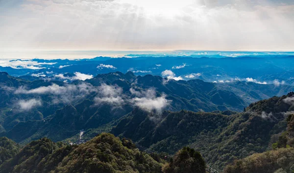 Bulutlar dağların üzerinde süzülür