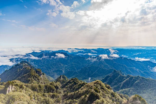 Bulutlar dağların üzerinde süzülür