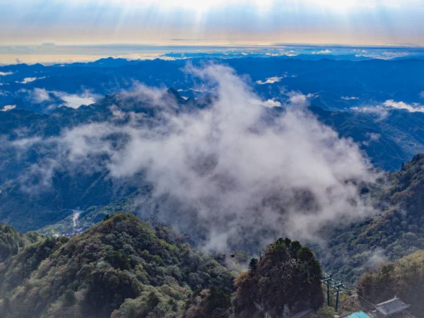 Nubes flotan sobre las montañas — Foto de Stock