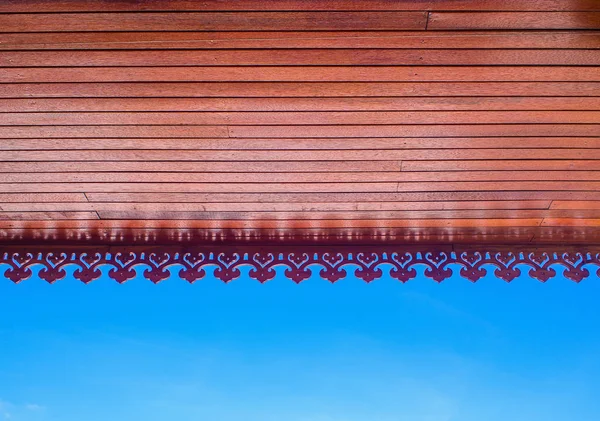  Mavi gökyüzü üzerinde ahşap kesme kalıp 