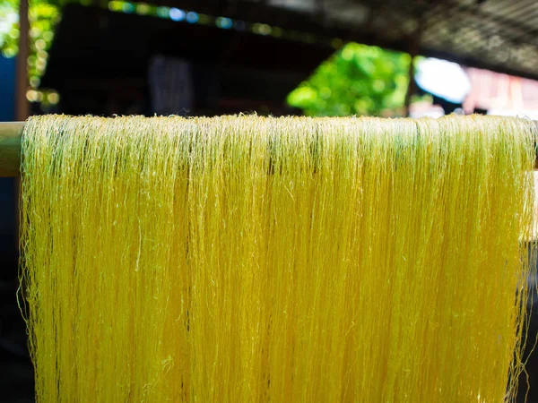 Sarı ham ipek iş parçacığı arka plan