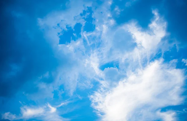 Bulutlu mavi gökyüzü