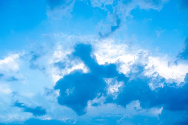 Bulutlu mavi gökyüzü