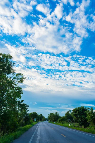  Bulutlu mavi gökyüzü